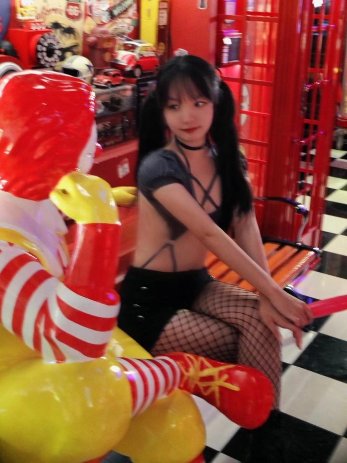 网格丝袜的清纯双马尾小姑娘-哈哈图库