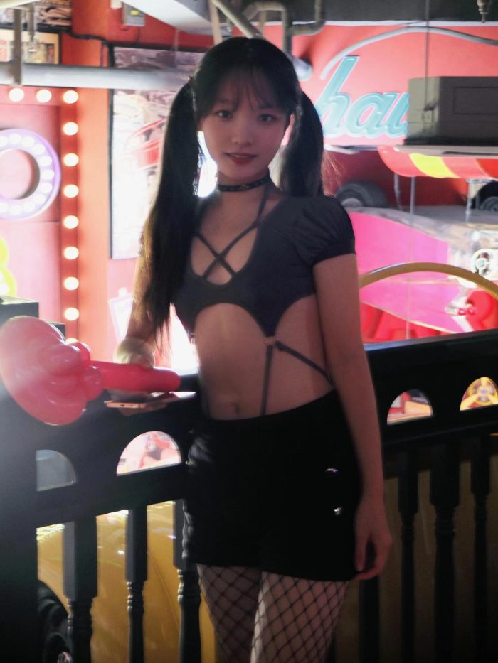 网格丝袜的清纯双马尾小姑娘-哈哈图库