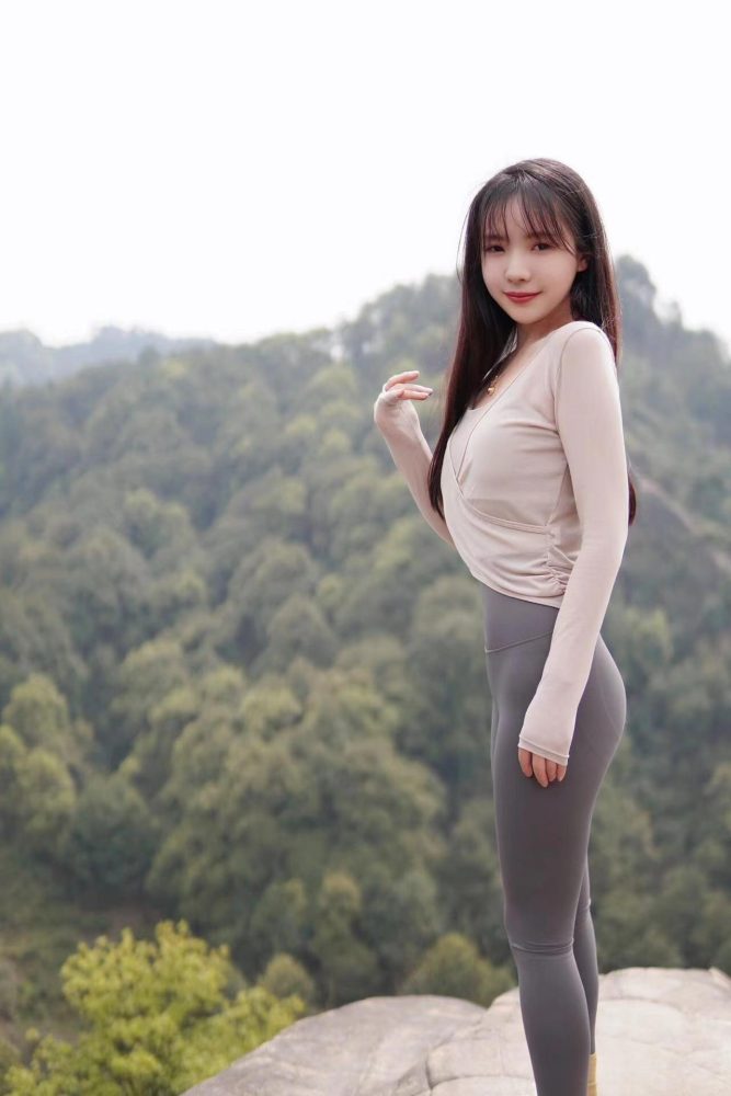 穿瑜伽裤爬山的长发少女-哈哈图库