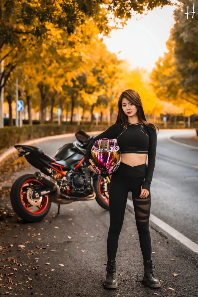 骑摩托车的瑜伽裤美女身材太好了！-哈哈图库